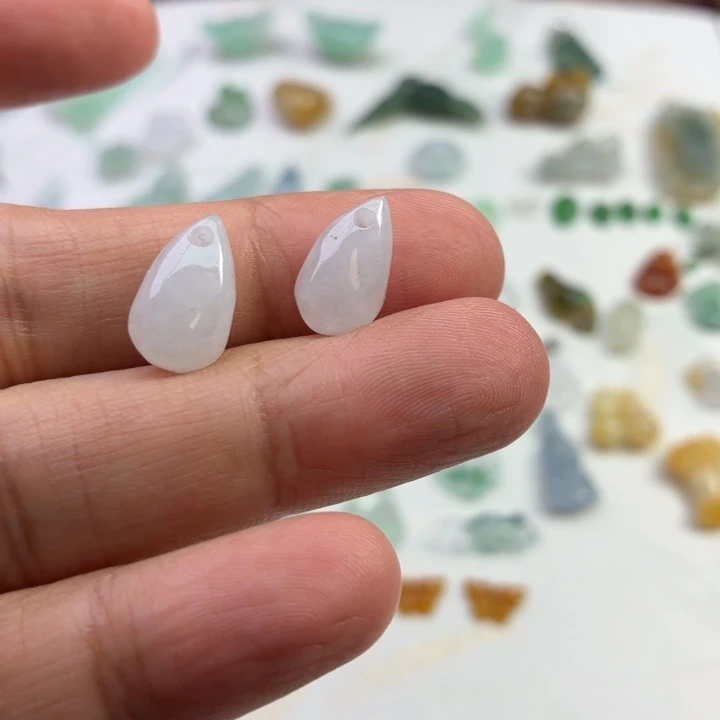 翡翠未镶嵌颈饰水滴