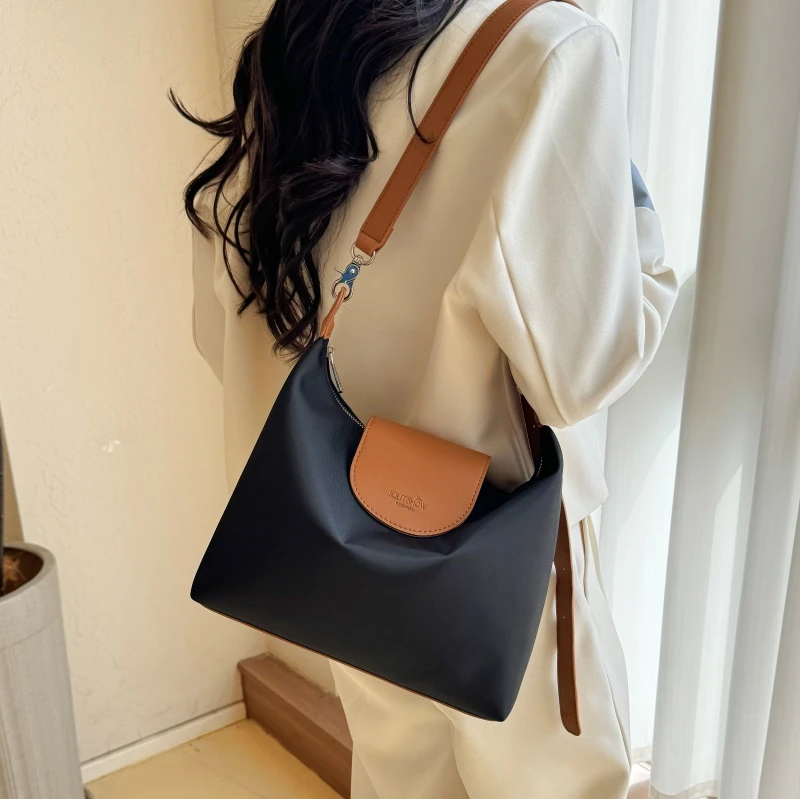 时尚休闲小众饺子包女2025新款韩版简约单肩包高级感大容量斜挎包
