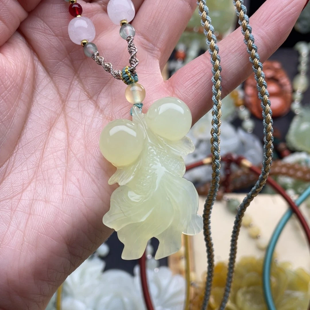 蛇纹石玉颈饰未镶嵌