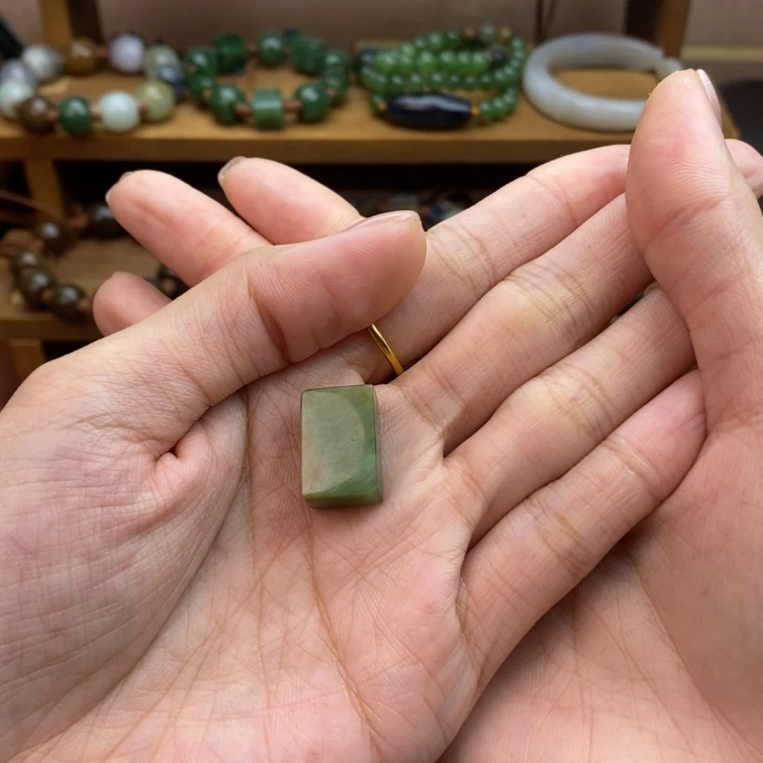 W***饭和田玉未镶嵌颈饰