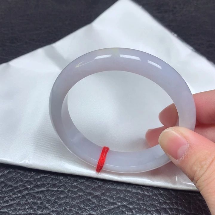 翡翠手镯未镶嵌。