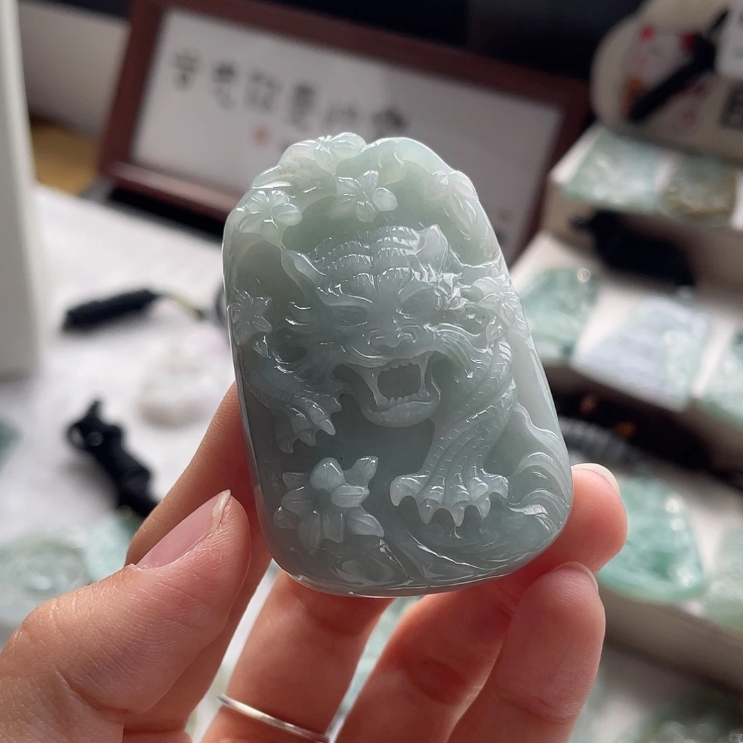 翡翠未镶嵌颈饰虎