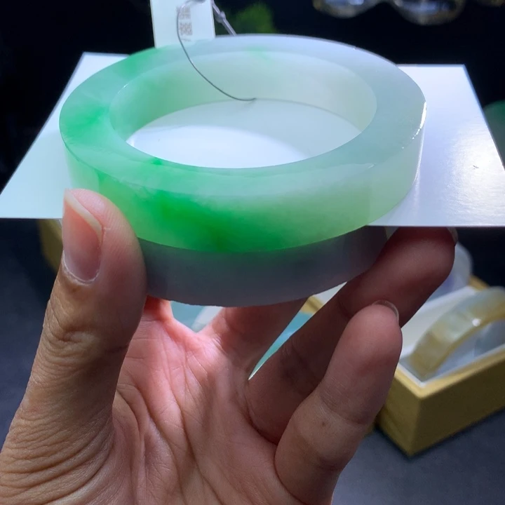 黄***帅定制翡翠未镶嵌翡翠手镯