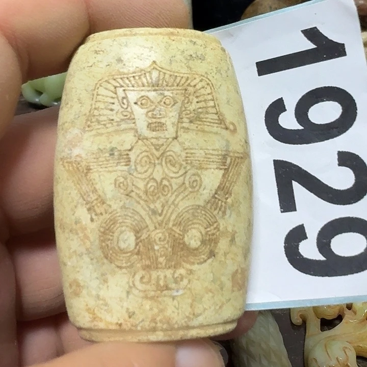 透闪石-蛇纹石玉未镶嵌颈饰