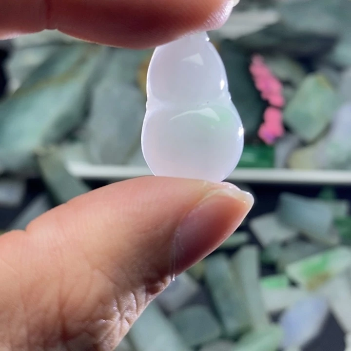 翡翠未镶嵌颈饰翡翠未镶嵌颈饰