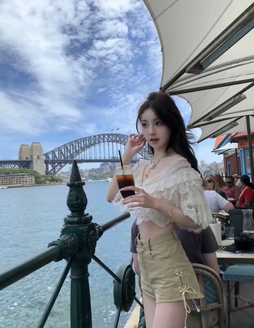 普罗旺斯夏日双色蕾丝叠加性感上衣女巨显腿长绑带牛仔短裤两件套