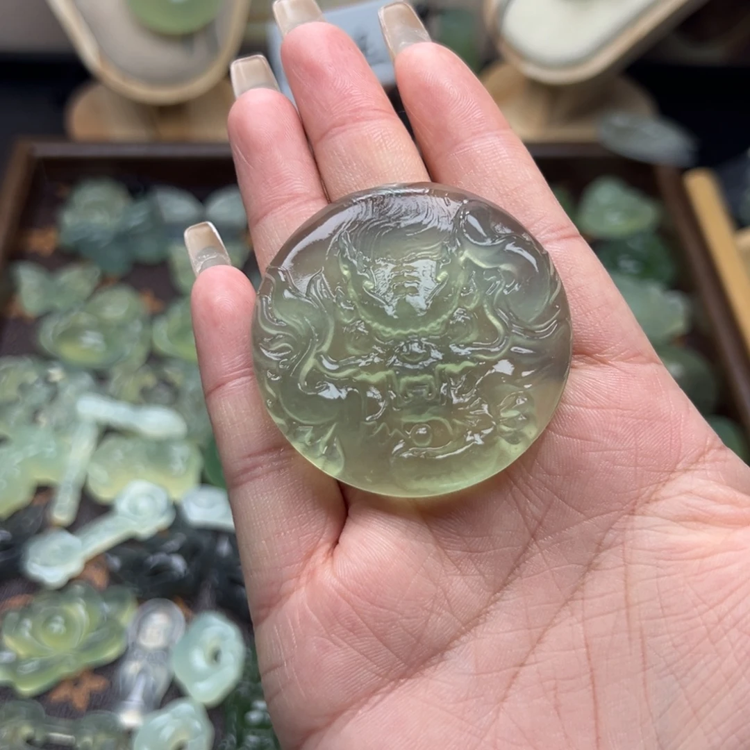 蛇纹石玉未镶嵌颈饰微瑕龙牌