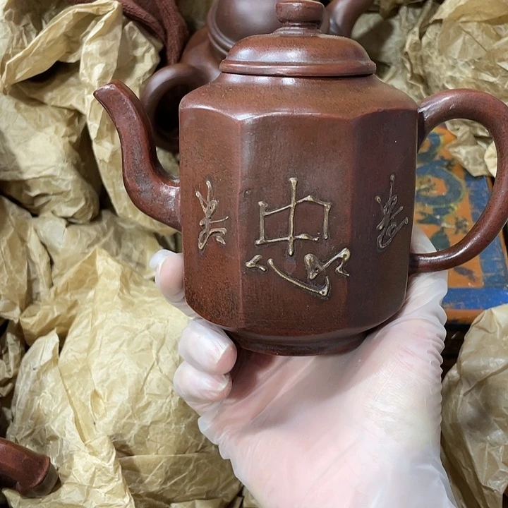 茶壶紫砂原矿泥料，手工制作一把紫砂壶。