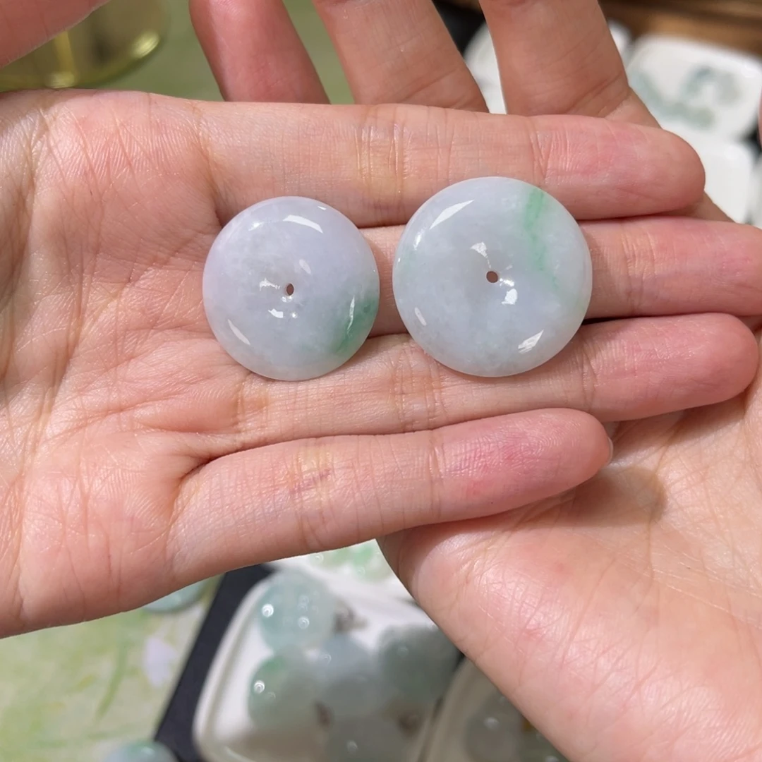 红***梨翡翠未镶嵌颈饰平安扣