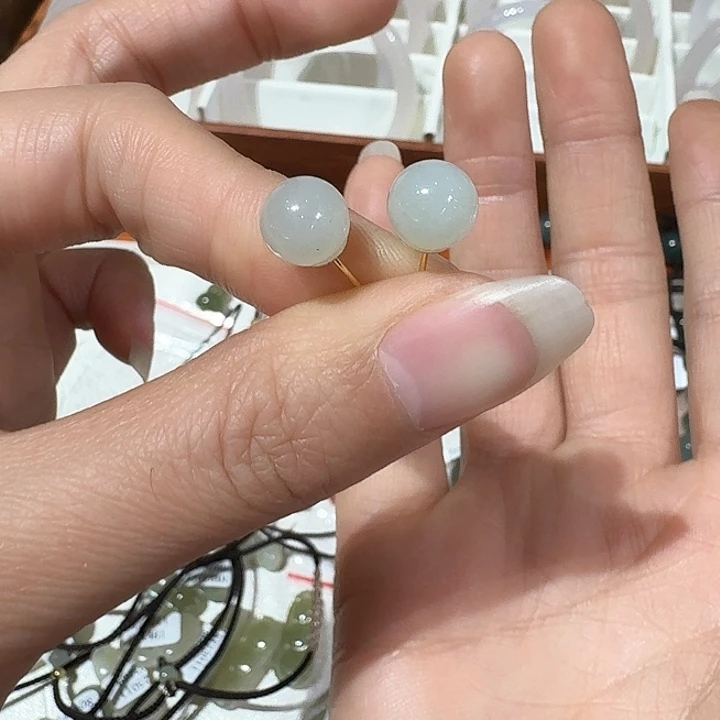 石英质玉颈饰合金