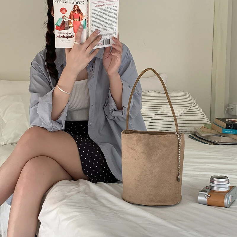 【旧邮札】百搭风绒水桶包新款简约手提单肩包女