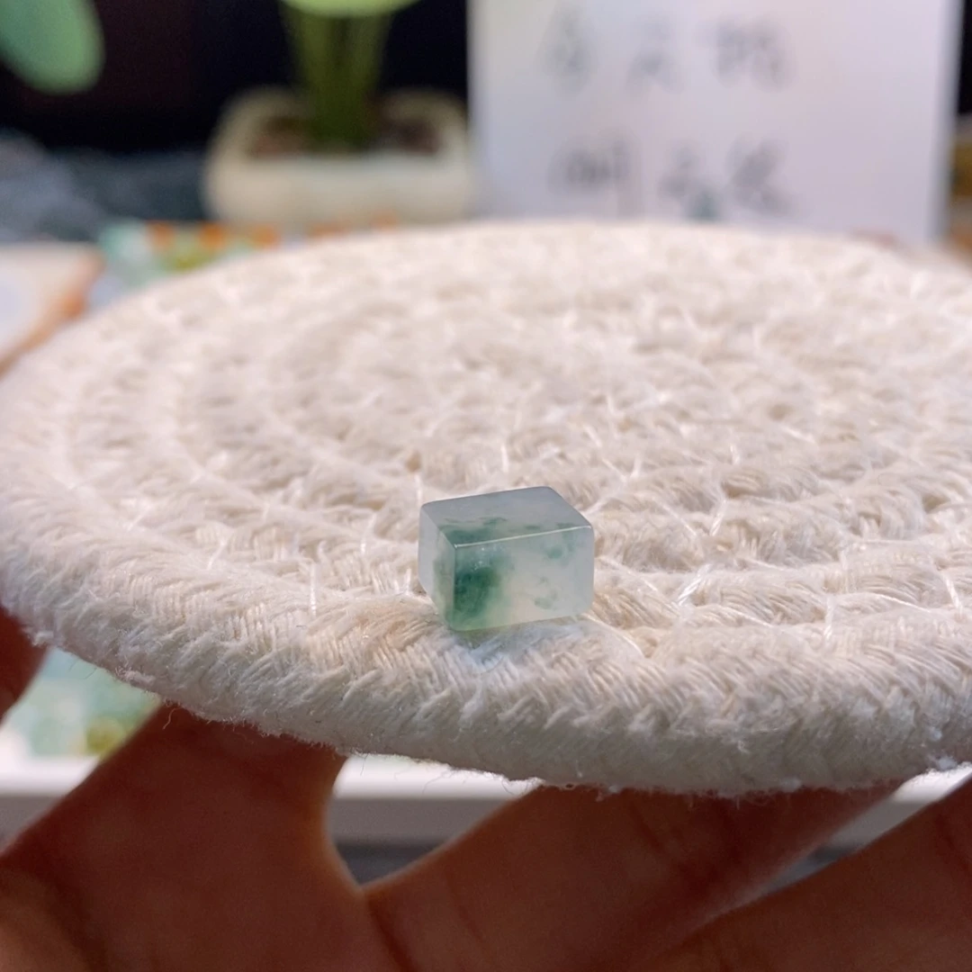 翡翠散珠天然翡翠飘花方糖8.7×7×5,3