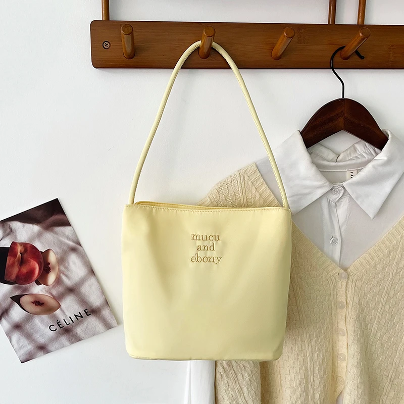 气质字母水桶包包日系手拎包简约休闲百搭腋下手提化妆包