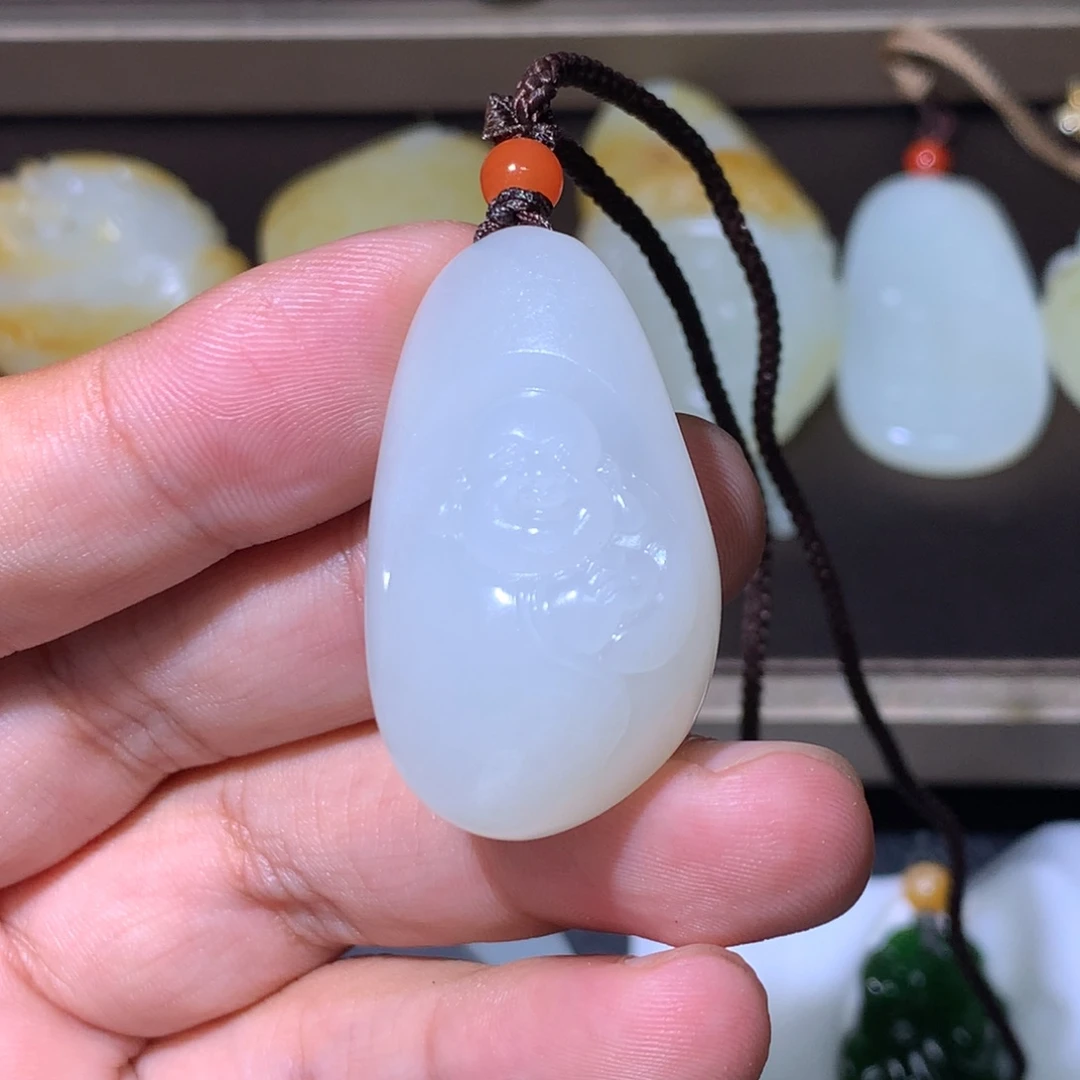 小***子颈饰未镶嵌和田玉