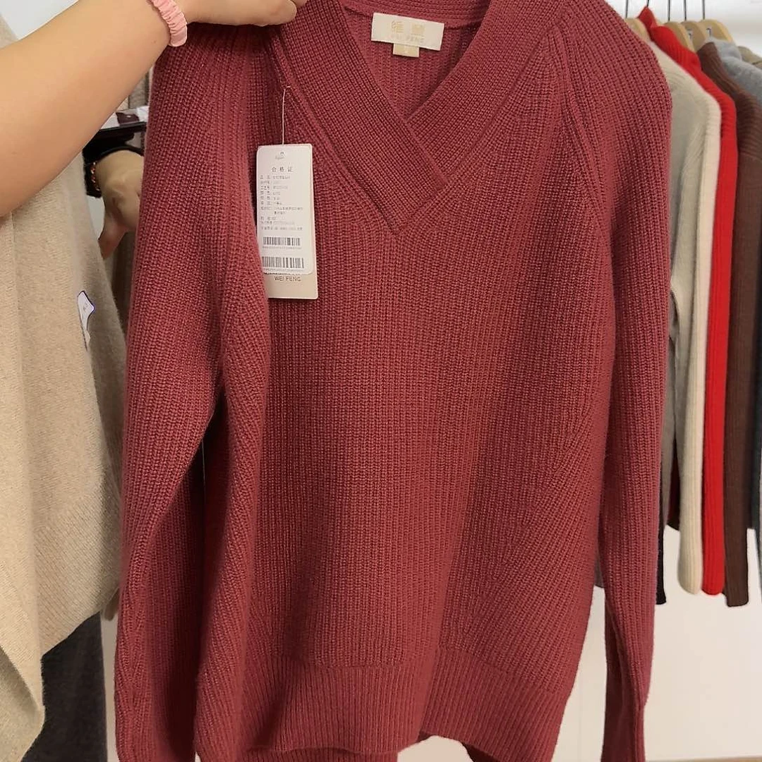 女士抽条v领酒红M094