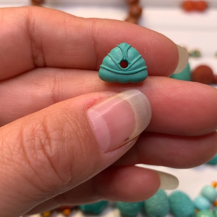 绿松石未镶嵌颈饰