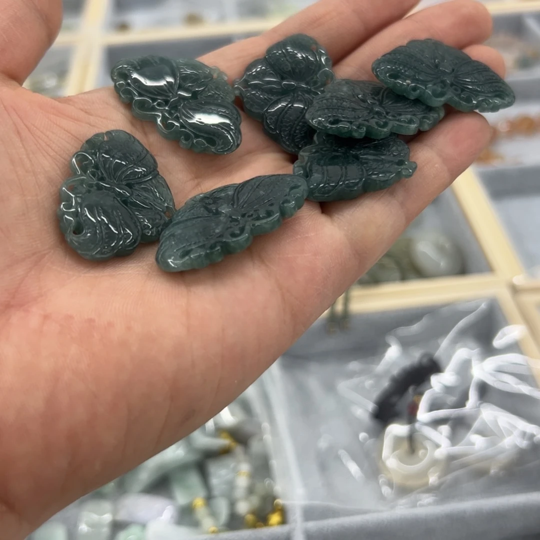 翡翠未镶嵌颈饰蝴蝶