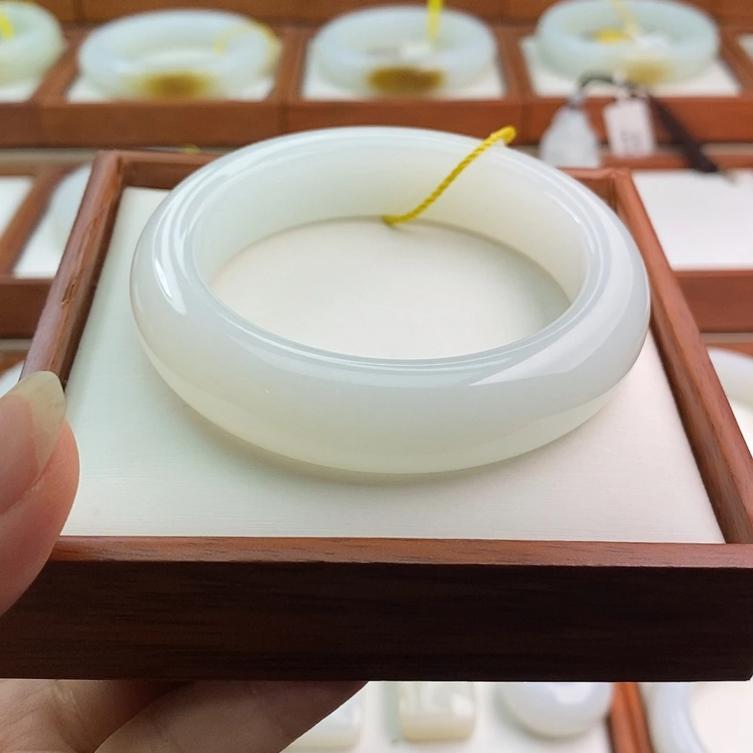 月***仔和田玉（白玉）手镯未镶嵌