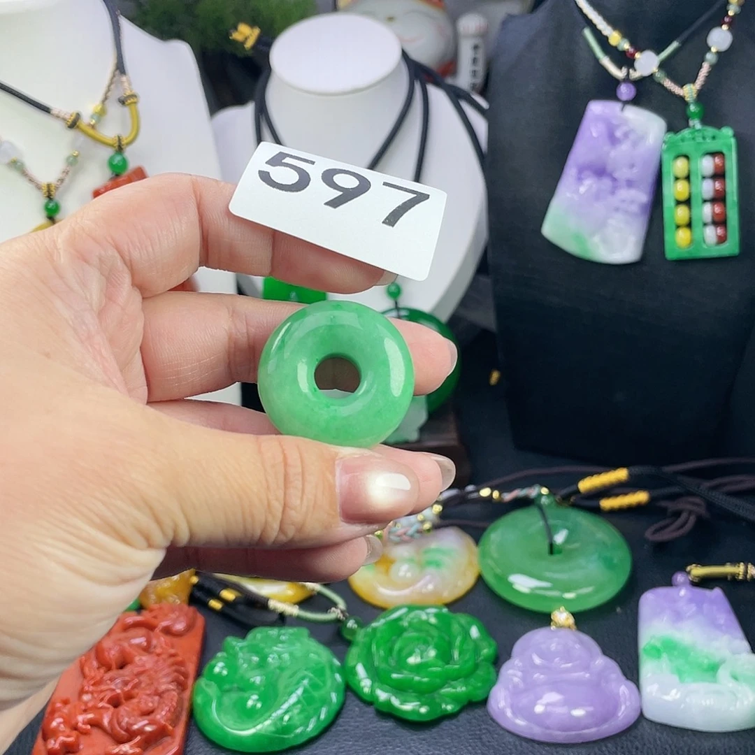 翡翠未镶嵌吊坠(赠链)