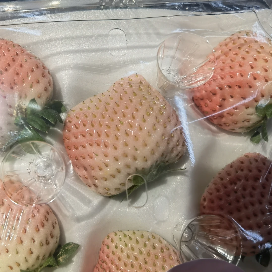 丹东淡雪白草莓一盒11颗