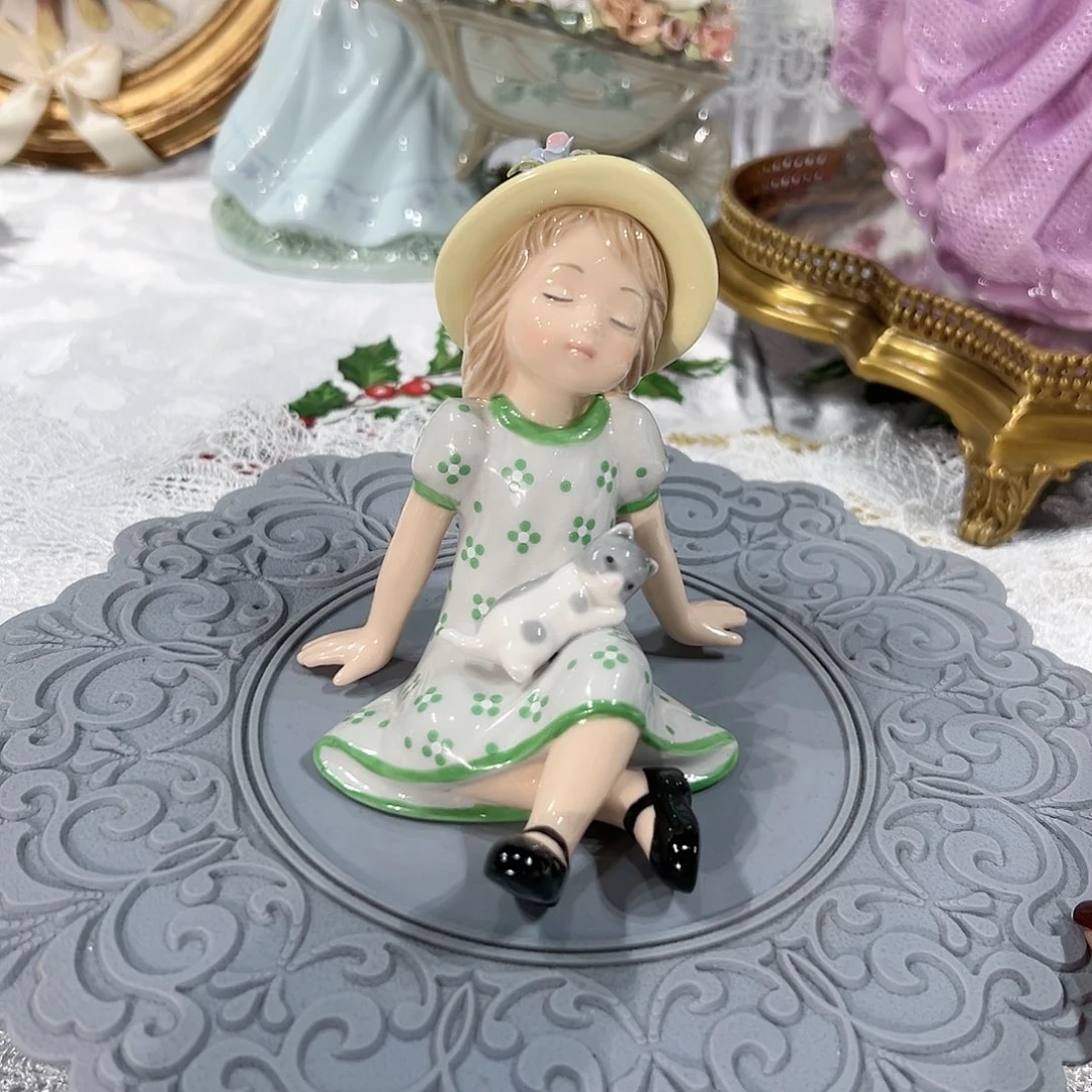 陶瓷0172骨瓷晒太阳女孩摆件