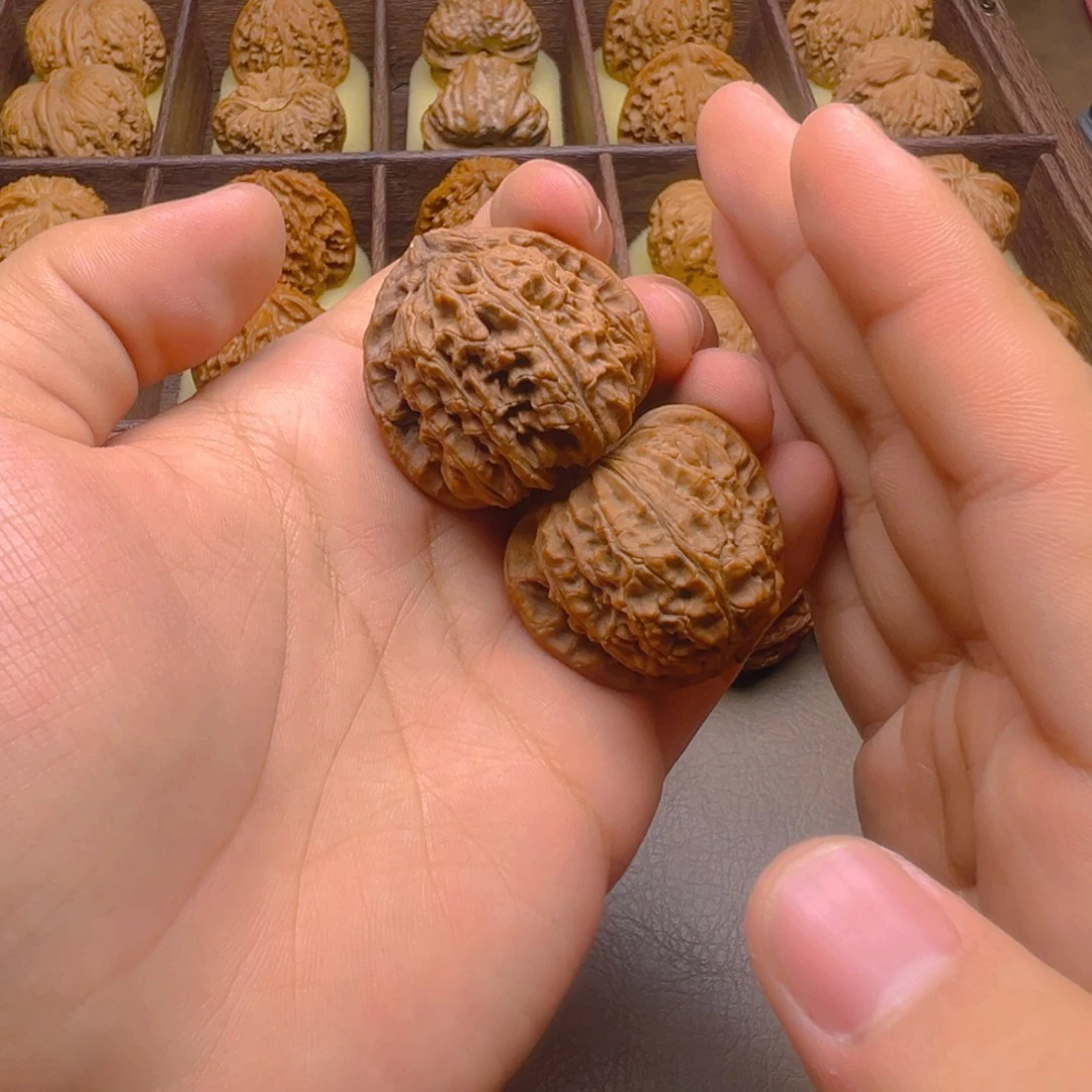爱****文玩核桃把件三角白