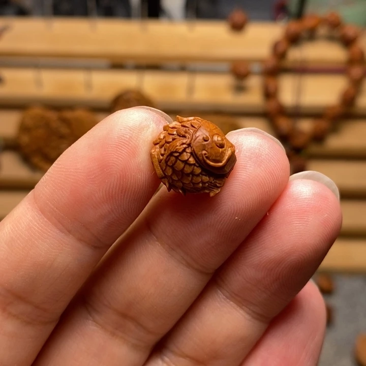 桃核手工雕刻鲤鱼单颗