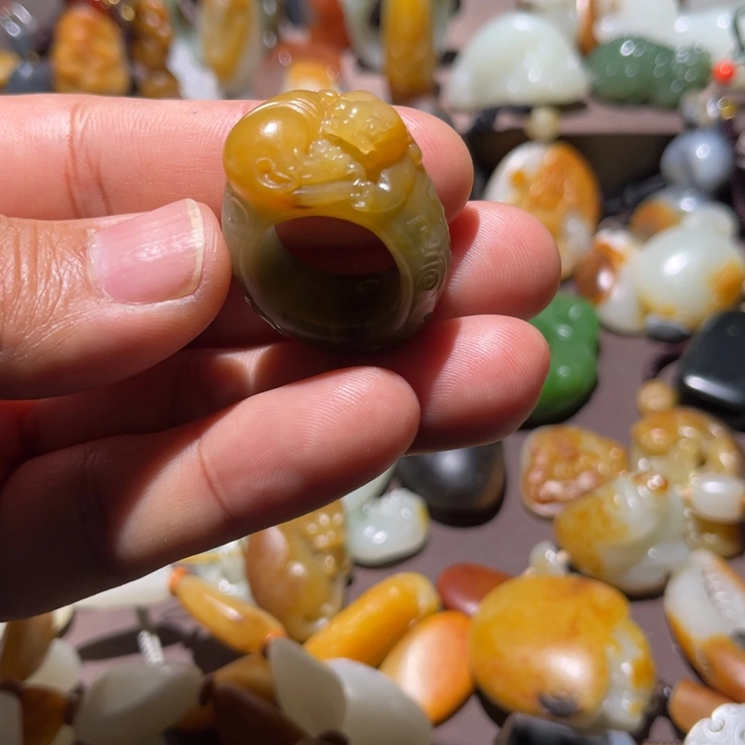 甲***寅和田玉未镶嵌颈饰