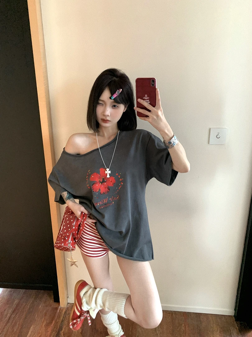 设计感烫钻斜肩短袖T恤女夏季小众条纹休闲裤短裤两件套