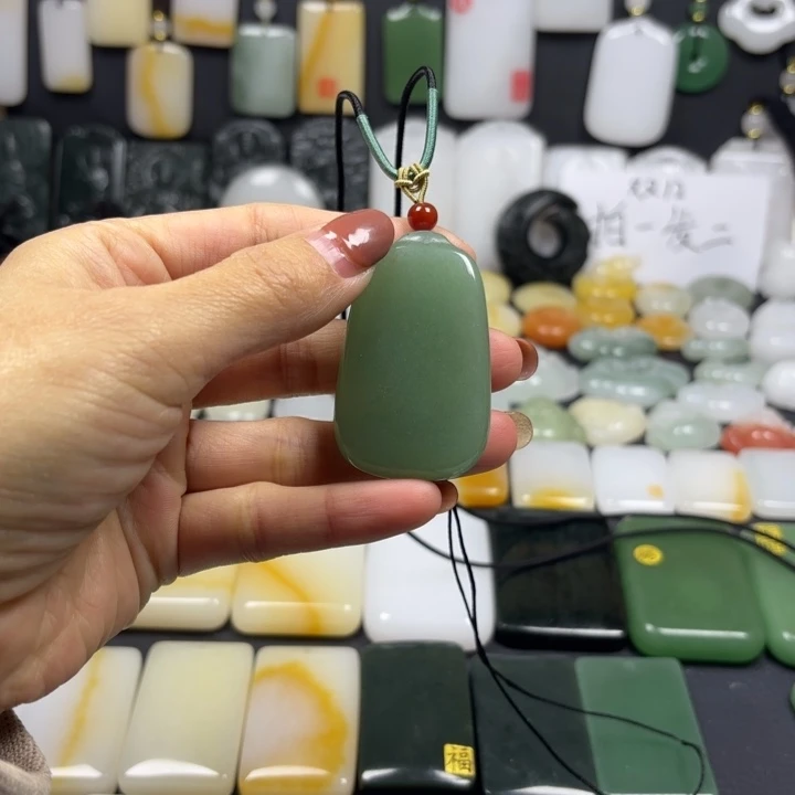 石英质玉（金丝玉）未镶嵌颈饰