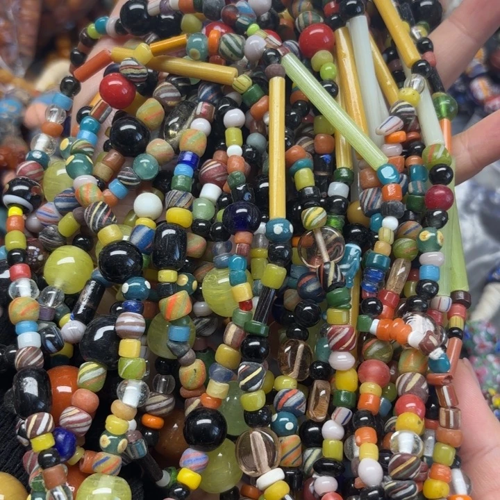 玻璃颈饰一条，喊我选