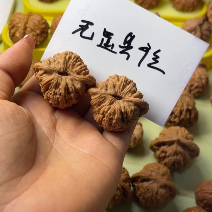 *****手把件雕刻核桃绣球