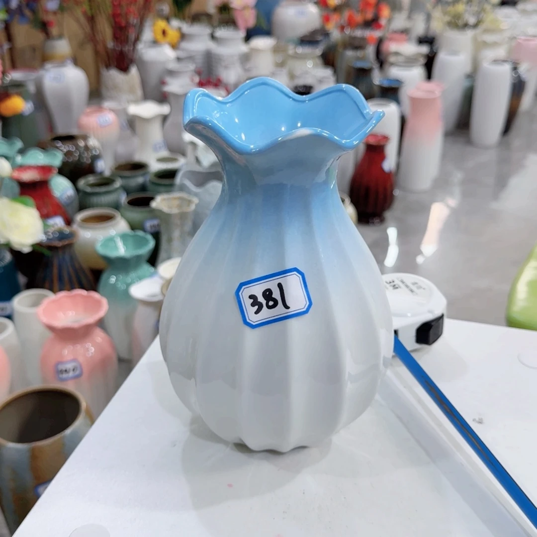 381号陶瓷高20厘米微瑕一个