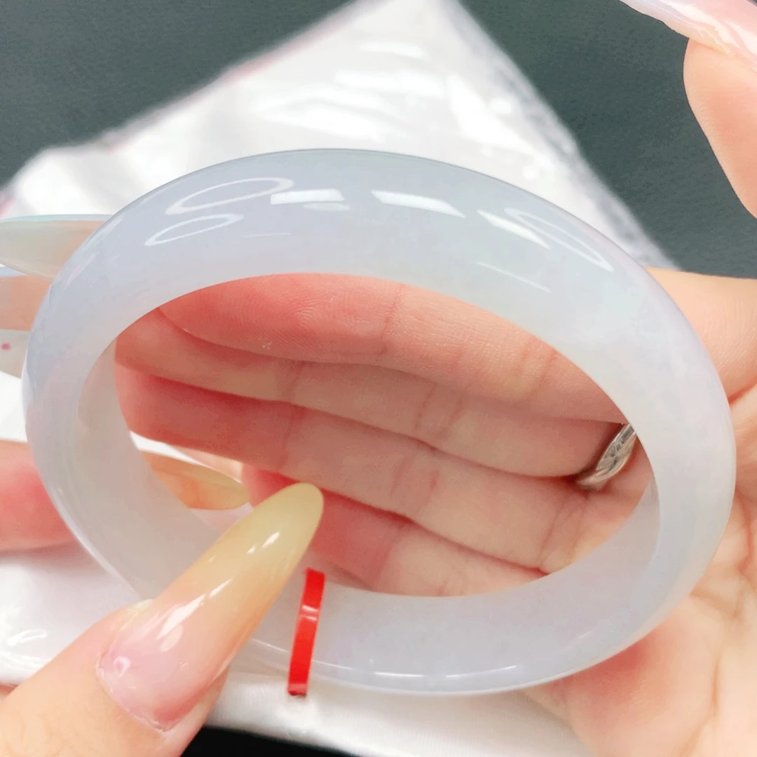 翡翠手镯未镶嵌58。