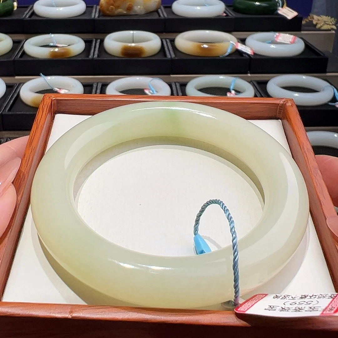 和田玉未镶嵌手镯