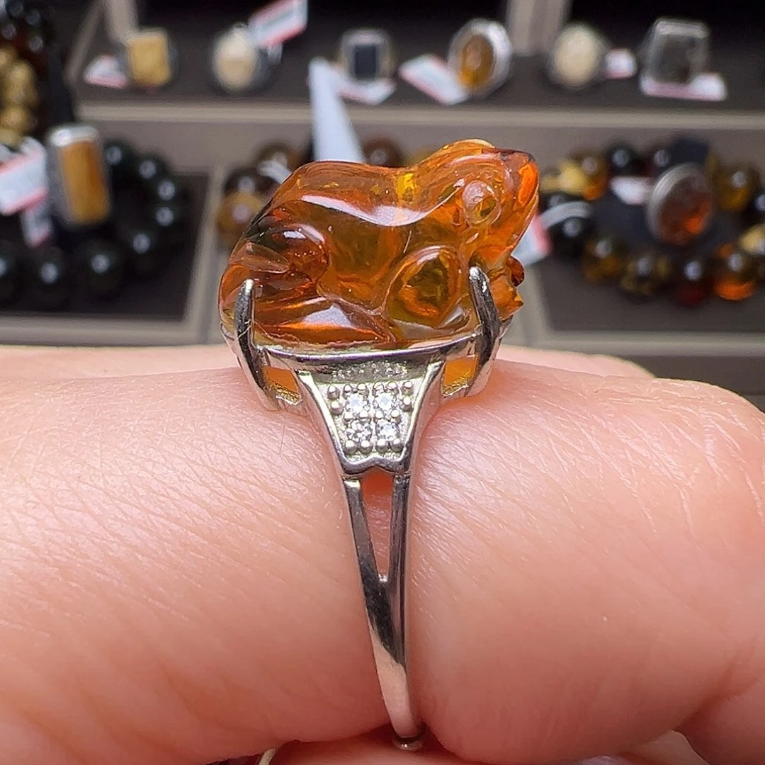 裸石琥珀未镶嵌呱呱来米戒指