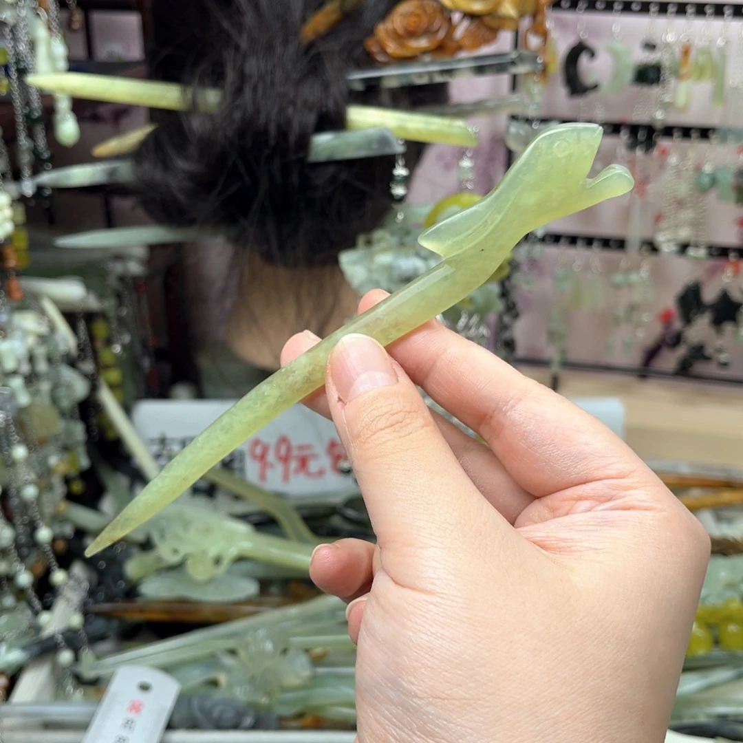 未镶嵌岫玉发饰长度17厘米左右，双面可戴