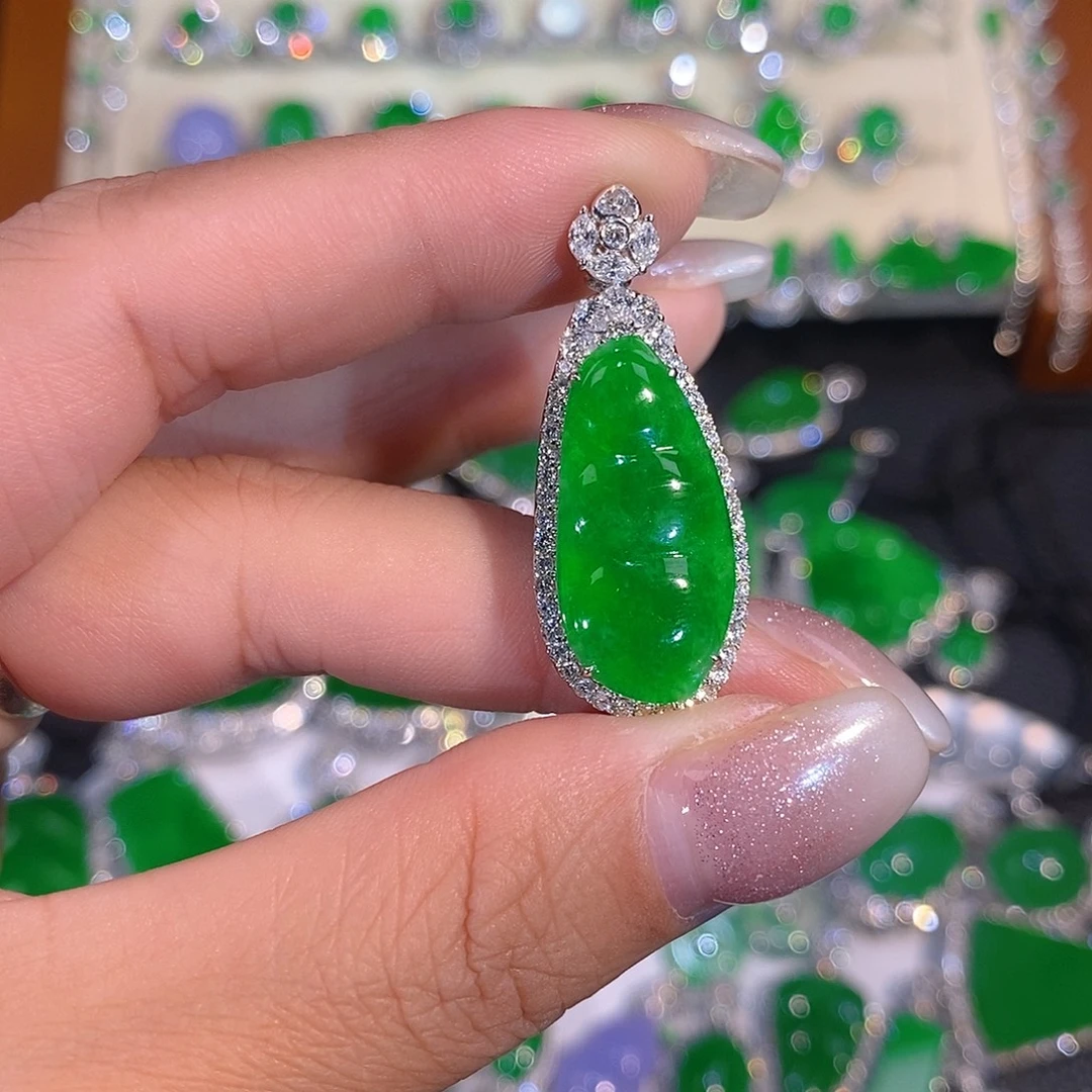 颈饰18K金镶嵌翡翠福豆吊坠