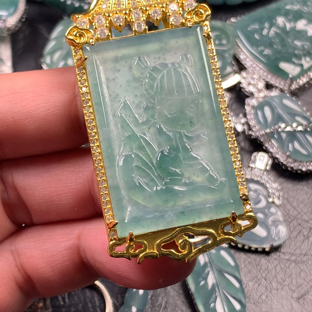 翡翠未镶嵌颈饰哪吒