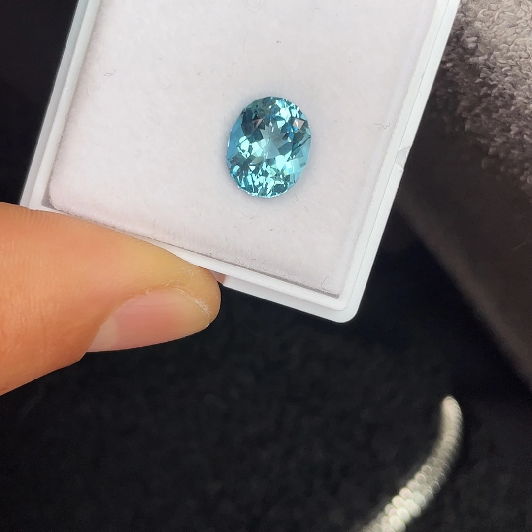 托帕石裸石未镶嵌4.56Ct。