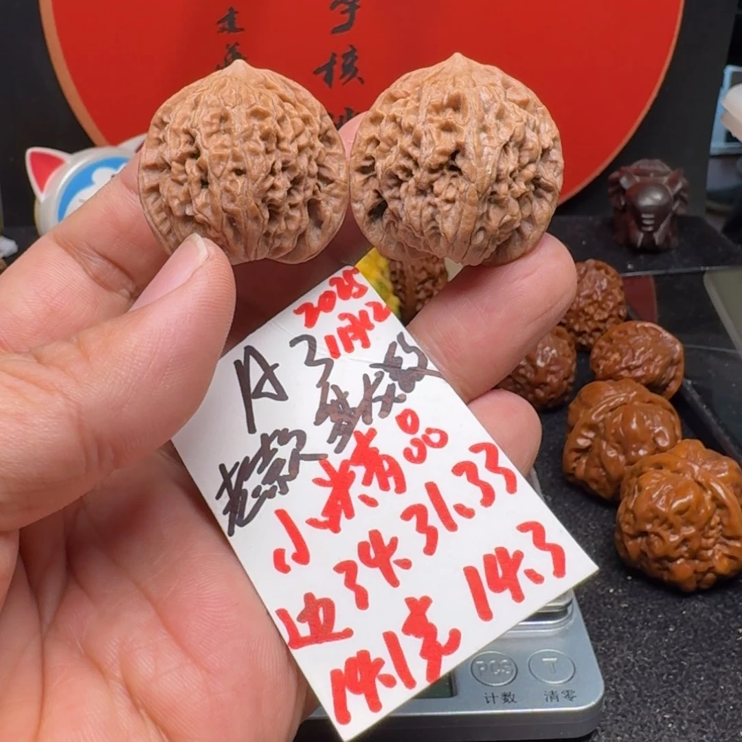 文玩核桃把件34最小盘龙纹狮子头红地2012年产