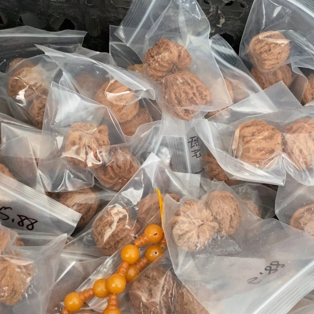 文玩核桃吊坠红宝石