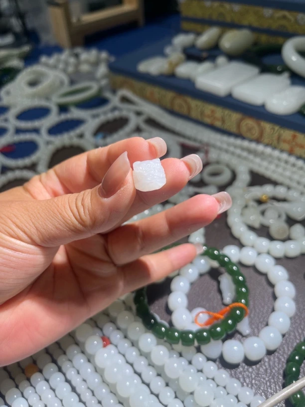 和田玉醒狮配饰 白