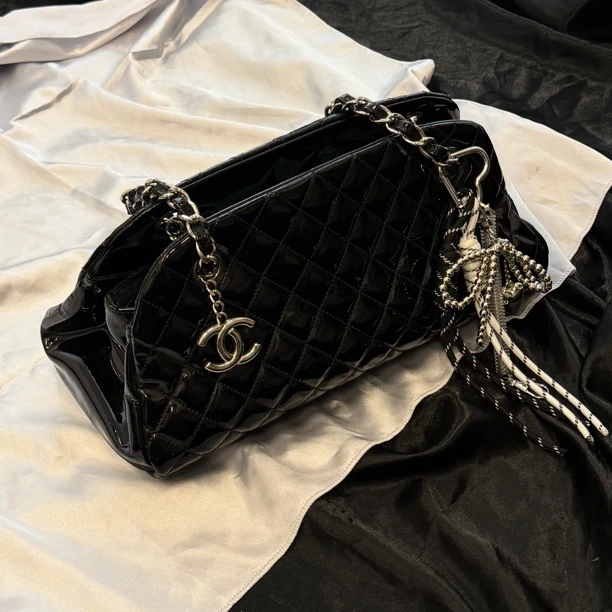 95新 Chanel/香奈儿 黑银漆皮带卡保龄球单肩包/16551191