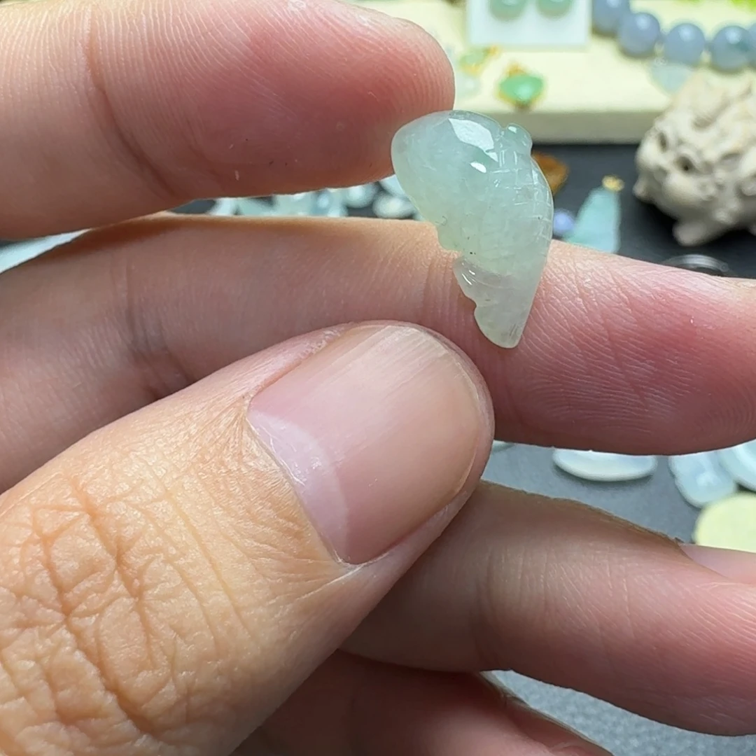 翡翠未镶嵌颈饰小鱼