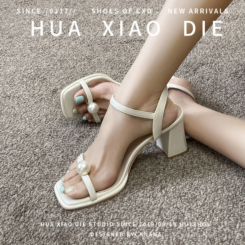 花小蝶法式一字带扣珍珠夹趾凉鞋女2025新款夏季外穿粗跟高跟鞋