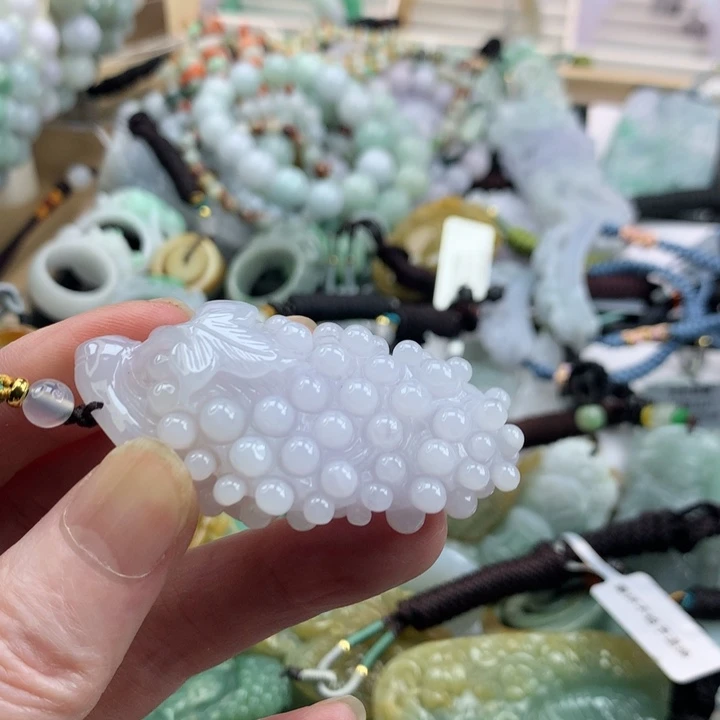 翡翠手镯未镶嵌吊坠