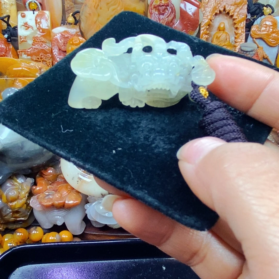 未镶嵌石英质玉（黄龙玉）颈饰