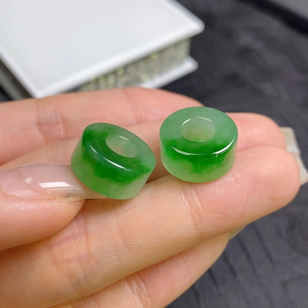 翡翠未镶嵌耳饰飘一抹辣色路路通