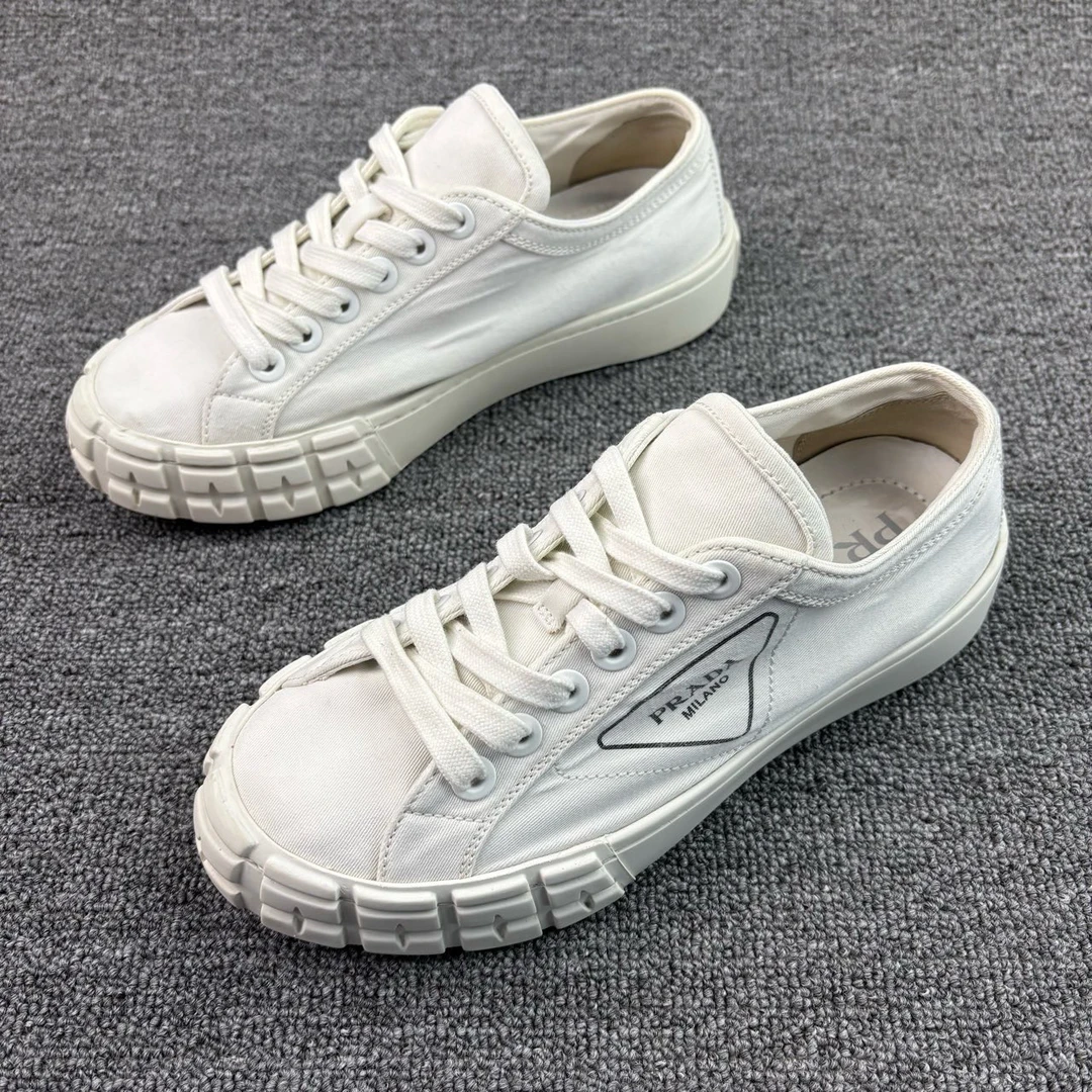 95新 Prada/普拉达 三角标饼干鞋 37码